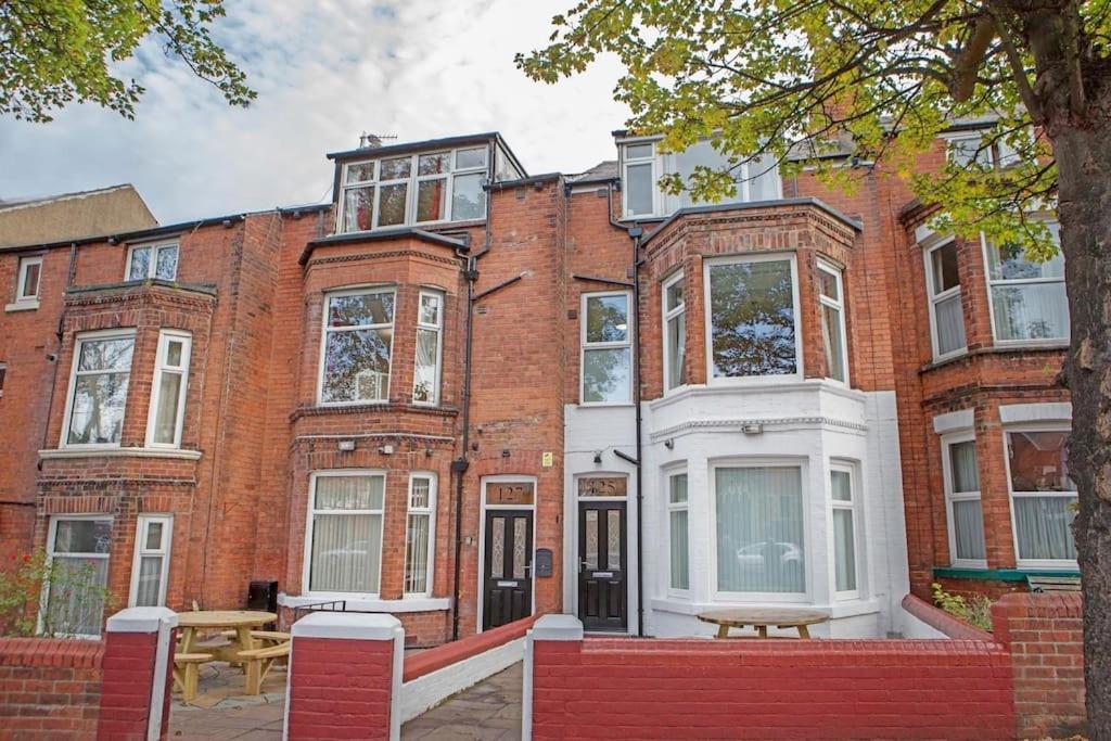 Scarborough Stays - Luxury Townhouse Ideal For Large Groups - Hot Tub Экстерьер фото